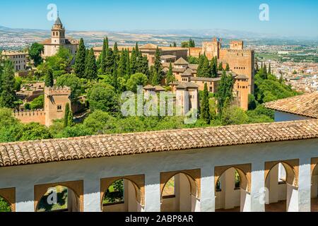 Panoramische Sicht mit der Alhambra Palast wie aus dem Generalife in Granada zu sehen. Andalusien, Spanien. Stockfoto