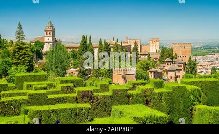 Panoramische Sicht mit der Alhambra Palast wie aus dem Generalife in Granada zu sehen. Andalusien, Spanien. Stockfoto