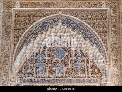 Fein dekorierte Wände in der Alhambra in Granada mit arabischen Inschriften. Andalusien, Spanien. Juni -03-2019 Stockfoto