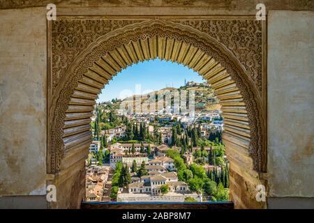 Das malerische Viertel Albaicin in Granada, die Alhambra Palace gesehen. Andalusien, Spanien. Stockfoto