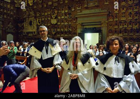 Nachrichten von Padua, 28. November: Ehrenpromotion zu Patti Smith. Die alte Universität Padua Auszeichnung ehrenamtlicher Master in Europäischen und Amerikanischen Sprachen und Literaturen der singe - songwriter Patti Smith. Nach einer Pressekonferenz, die Verkündigung durch Rektor Rosario Rizzuto in der renommierten Aula Magna, Patti's Lectio Magistralis endet mit einer kurzen Performance und eine fröhliche Begegnung mit dem goliards. Stockfoto