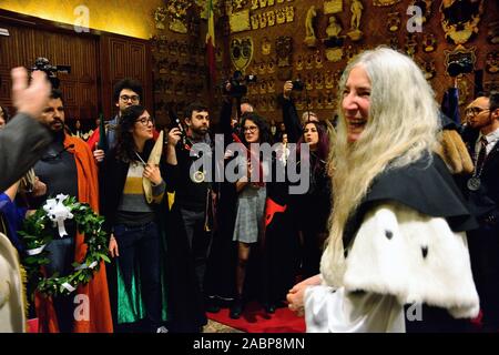 Nachrichten von Padua, 28. November: Ehrenpromotion zu Patti Smith. Die alte Universität Padua Auszeichnung ehrenamtlicher Master in Europäischen und Amerikanischen Sprachen und Literaturen der singe - songwriter Patti Smith. Nach einer Pressekonferenz, die Verkündigung durch Rektor Rosario Rizzuto in der renommierten Aula Magna, Patti's Lectio Magistralis endet mit einer kurzen Performance und eine fröhliche Begegnung mit dem goliards. Stockfoto