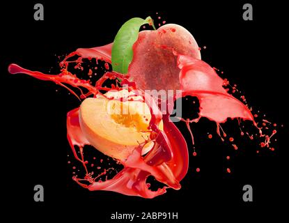 Pfirsiche in Saft splash auf schwarzem Hintergrund. Stockfoto