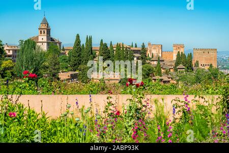 Blumen und Blick auf den Generalife und die Alhambra in Granada, Andalusien, Spanien. Stockfoto