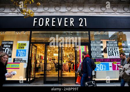 London, Großbritannien. 28 Nov, 2019. Käufer vorbei die Schließung Zeichen in das Fenster der Ewigkeit 21 Store auf der Oxford Street in London. Quelle: Steve Taylor/SOPA Images/ZUMA Draht/Alamy leben Nachrichten Stockfoto