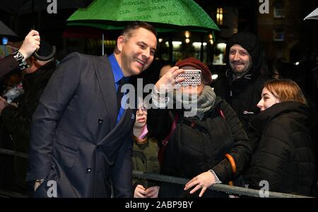 Stratford-upon-Avon, Großbritannien. 28. Nov 2019. David Walliams kommt an der Opening Night der RSC-Produktion von "Der Junge im Kleid' an der Royal Shakespeare Theatre, Stratford-upon-Avon, England, UK. 28. November 2019. Foto: Simon Hadley/Alamy leben Nachrichten Stockfoto