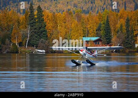 Wasserflugzeug landet in Birke See Richardson Hwy, Alaska Stockfoto