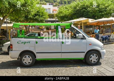 ANACAPRI, Capri, Italien - AUGUST 2019: Open top Taxi in der Stadt von Anacapri auf der Insel Capri geparkt. Stockfoto