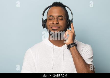 Ruhe afrikanische amerikanische Mann im Kopfhörer Ihre Lieblingsmusik genießen. Stockfoto