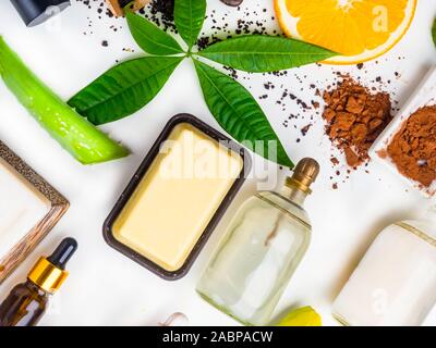 Natürliche eco Skin Care Produkte, Ansicht von oben Zutaten. Kosmetische, Masken, Seife, Blatt, Aloe vera, Serum, Hyaluronsäure. Gesichtsbehandlung Vorbereitung Stockfoto