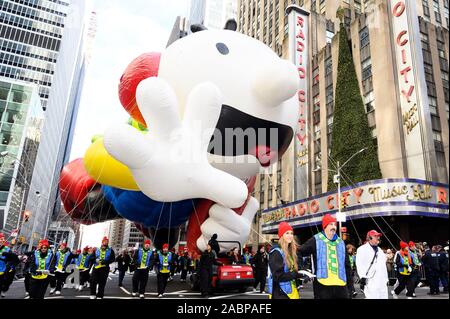 Das Tagebuch eines Wimpy Kid Greg Heffley Ballon am Thanksgiving Day Parade von Macy's anzusehen auf der Sixth Avenue in der Nähe der Radio City Music Hall. Stockfoto