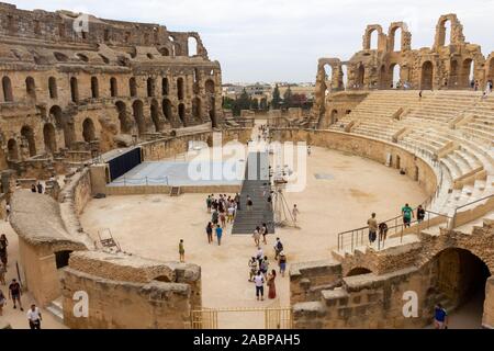 Zentrum von El Jem, mit ist das drittgrößte Amphitheater des Römischen Reiches in Tunesien Stockfoto