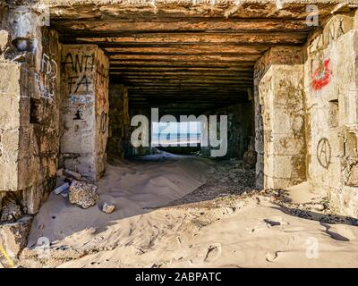 Innenraum eines WW2 Bunker mit Graffiti an einer französischen Strand Stockfoto