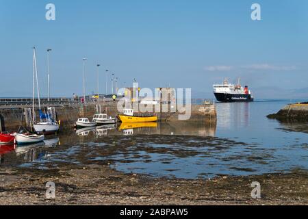 Von Oban nach Colonsay Caledonian MacBrayne Autofähre „MV Lord of the Isles“, Ankunft am Hafen von Scalasaig, Insel Colonsay, Schottland, Großbritannien Stockfoto