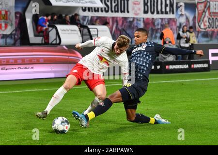 Leipzig, Deutschland. 23 Nov, 2019. Timo WERNER (L), Aktion, Duelle gegen Nikolas NARTEY (1.FC Köln). Fussball 1. 1. Fussballbundesliga, 12. Spieltag, Spieltag 12, RB Leipzig (L) - 1.FC Köln (K) 4-1, am 23/11/2019 in Leipzig, REDBULLARENA, DFL-Bestimmungen verbieten die Verwendung von Fotografien als BILDSEQUENZEN UND/ODER QUASI-VIDEO. | Verwendung der weltweiten Kredit: dpa/Alamy leben Nachrichten Stockfoto