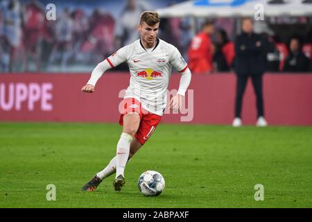 Leipzig, Deutschland. 23 Nov, 2019. Timo WERNER (L), Aktion, Single Action, Einzelbild, Ausgeschnitten, vollen Körper geschossen, die ganze Figur. Fussball 1. 1. Fussballbundesliga, 12. Spieltag, Spieltag 12, RB Leipzig (L) - 1.FC Köln (K) 4-1, am 23/11/2019 in Leipzig, REDBULLARENA, DFL-Bestimmungen verbieten die Verwendung von Fotografien als BILDSEQUENZEN UND/ODER QUASI-VIDEO. | Verwendung der weltweiten Kredit: dpa/Alamy leben Nachrichten Stockfoto