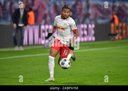 Leipzig, Deutschland. 23 Nov, 2019. Christopher NKUNKU (L), Aktion, Single Action, Rahmen, Ausschneiden, vollen Körper, ganze Figur. Fussball 1. 1. Fussballbundesliga, 12. Spieltag, Spieltag 12, RB Leipzig (L) - 1.FC Köln (K) 4-1, am 23/11/2019 in Leipzig, REDBULLARENA, DFL-Bestimmungen verbieten die Verwendung von Fotografien als BILDSEQUENZEN UND/ODER QUASI-VIDEO. | Verwendung der weltweiten Kredit: dpa/Alamy leben Nachrichten Stockfoto