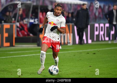 Leipzig, Deutschland. 23 Nov, 2019. Christopher NKUNKU (L), Aktion, Single Action, Rahmen, Ausschneiden, vollen Körper, ganze Figur. Fussball 1. 1. Fussballbundesliga, 12. Spieltag, Spieltag 12, RB Leipzig (L) - 1.FC Köln (K) 4-1, am 23/11/2019 in Leipzig, REDBULLARENA, DFL-Bestimmungen verbieten die Verwendung von Fotografien als BILDSEQUENZEN UND/ODER QUASI-VIDEO. | Verwendung der weltweiten Kredit: dpa/Alamy leben Nachrichten Stockfoto