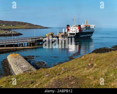 Von Oban nach Colonsay Caledonian MacBrayne Autofähre „MV Lord of the Isles“, die am Hafen von Scalasaig, Isle of Colonsay, Schottland, Großbritannien, anlegt Stockfoto