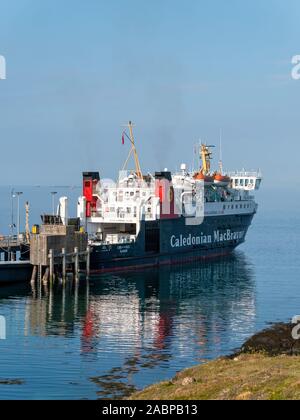 Von Oban nach Colonsay Caledonian MacBrayne Autofähre „MV Lord of the Isles“, die am Hafen von Scalasaig, Isle of Colonsay, Schottland, Großbritannien, anlegt Stockfoto