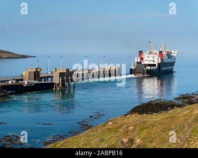 Colonsay an Oban Caledonian MacBrayne Autofähre „MV Lord of the Isles“, Abfahrt Scalasaig Hafen, Insel Colonsay, Schottland, Vereinigtes Königreich Stockfoto