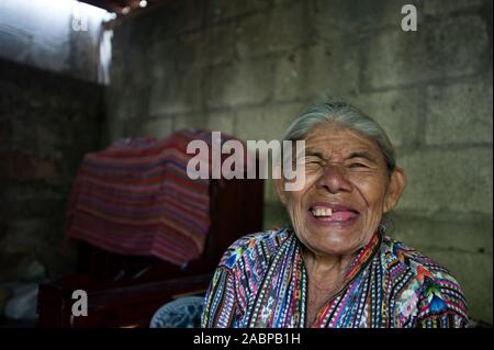 Eine Maya indigene Frau in San Jorge La Laguna, Solola, Guatemala. Stockfoto