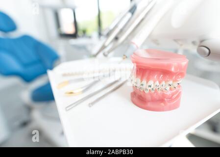 Zahnarzt. Zahnmedizinische Werkzeuge, Zubehör vom Zahnarzt verwendet, Stomatologie Konzept Stockfoto