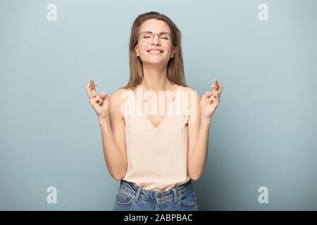 Lächelnden jungen Frau in Gläsern die Daumen, viel Glück Stockfoto