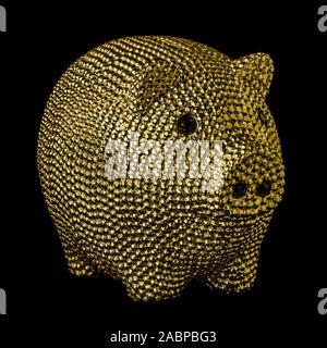 Gold Sparschwein mit schwarzen Augen auf schwarzem Hintergrund isoliert. Stockfoto