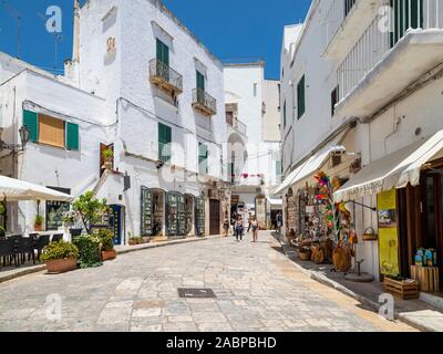 Einkaufsstraße durch weiße Altstadt, Bergdorf, Ostuni, Apulien, Italien Stockfoto