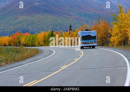 Alaska Road und RV im Herbst, USA Stockfoto