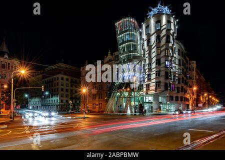 Tanzendes Haus, Ginger und Fred, Architekt Frank Gehry, Spuren von Licht, Nacht-Szene, Prag, Tschechische Republik Stockfoto