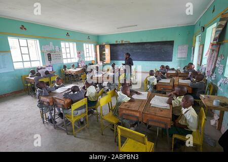 Studenten mit einem Lehrer in der Schule während des Unterrichts in der Grundschule, Mirisa-Academy, Nakuru, Kenia Stockfoto