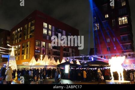 Hamburg, Deutschland. 28 Nov, 2019. Besucher Spaziergang über den Weihnachtsmarkt im Überseequartier in der Hafencity. Der Weihnachtsmarkt war am Abend geöffnet. Quelle: Tim Vogel/dpa/Alamy leben Nachrichten Stockfoto