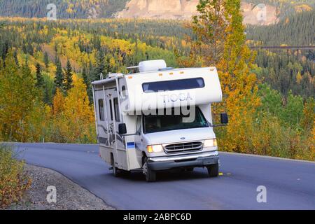 Alaska Road und RV im Herbst, USA Stockfoto