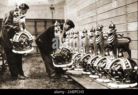 1937 Photo-1937 photo - Personal die Vorbereitungen für die Krönung von George VI und Elizabeth. Die Kronen werden auf der Mall angezeigt werden Stockfoto