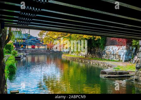 Hachiman-bori Kanal in Omihachiman, Präfektur Shiga, Japan. Nach der Renovierung im späten 20. Jahrhundert, die Stadt mit seinem Kanal und alte Merchant House Stockfoto