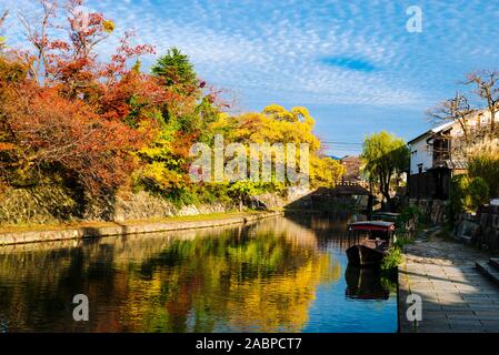 Hachiman-bori Kanal in Omihachiman, Präfektur Shiga, Japan. Nach der Renovierung im späten 20. Jahrhundert, die Stadt mit seinem Kanal und alte Merchant House Stockfoto