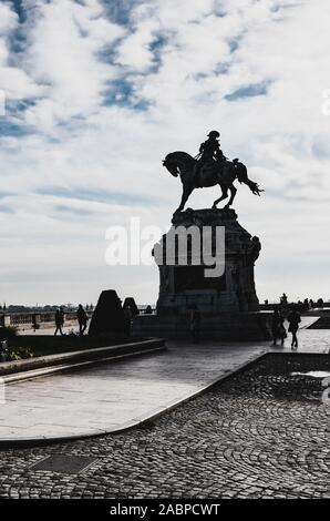 Budapest, Ungarn - Nov 6, 2019: Silhouette der Reiterstatue von savoyai Eugen im Innenhof der Burg von Buda. Gegen die Sonne, Schatten der Statue und Gebäude. Stockfoto