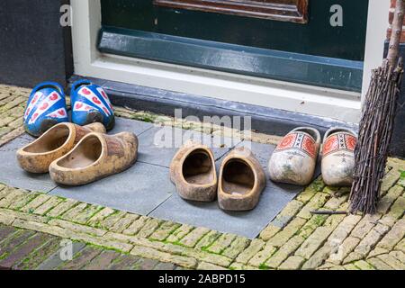 Traditionelle holländische Holzschuhe - klompen (Holzschuhe) vor der Haustür Stockfoto