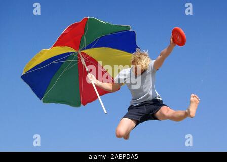 Junger Mann Springt in Die Luft Stockfoto