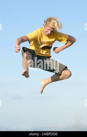 Junger Mann Springt in Die Luft Stockfoto