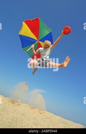 Junger Mann Springt in Die Luft Stockfoto