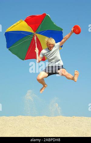 Junger Mann Springt in Die Luft Stockfoto