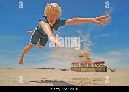 Junger Mann Springt in Die Luft Stockfoto