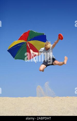 Junger Mann Springt in Die Luft Stockfoto