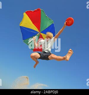 Junger Mann Springt in Die Luft Stockfoto