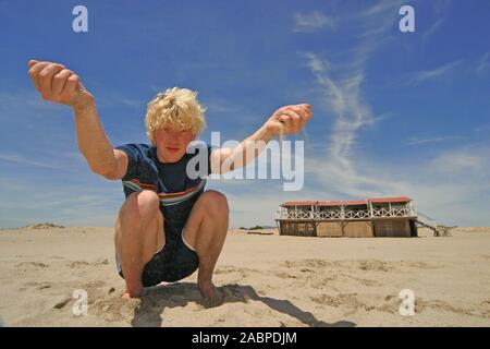 Junger Mann Springt in Die Luft Stockfoto