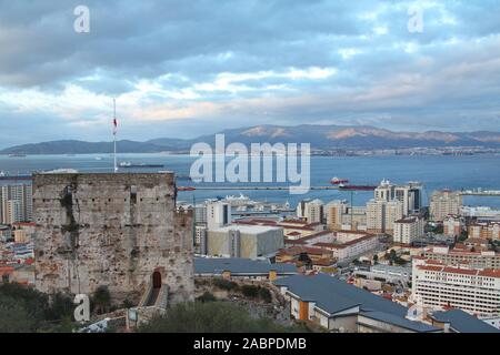 Blick vom Felsen von Gibraltar in die Bucht von Gibraltar in Richtung Algeciras in Andalusien, Spanien. Die Maurische Burg steht im Vordergrund. Stockfoto