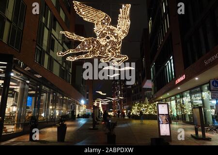 Hamburg, Deutschland. 28 Nov, 2019. Weihnachten Dekoration im Überseequartier in der Hafencity. Die örtlichen Weihnachtsmarkt war am Abend geöffnet. Quelle: Tim Vogel/dpa/Alamy leben Nachrichten Stockfoto